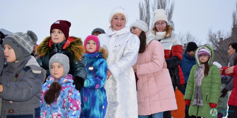 У главной елки Аткарска танцевали взрослые и дети