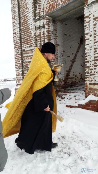 У колокольни разрушенного храма в Чемизовке прошел молебен