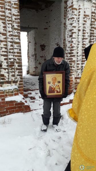 У колокольни разрушенного храма в Чемизовке прошел молебен