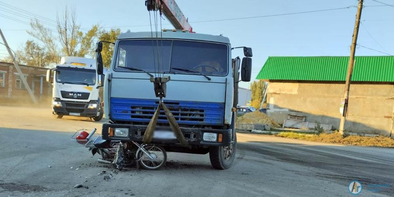 У маслозавода КАМАЗ столкнулся с мопедом