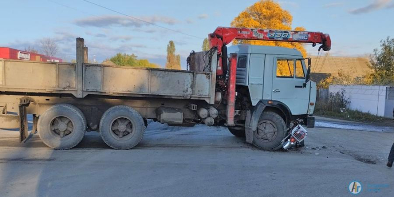 У маслозавода КАМАЗ столкнулся с мопедом