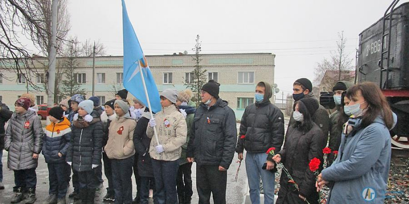 У памятной стелы звучали стихи аткарских ветеранов 