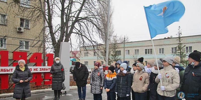 У памятной стелы звучали стихи аткарских ветеранов 