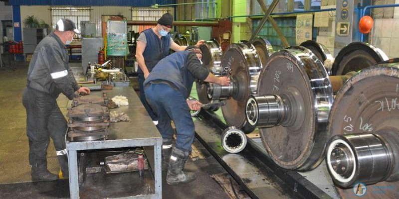 У вагонного депо засветилась огнями памятная стела