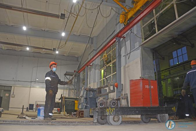 У вагонного депо засветилась огнями памятная стела