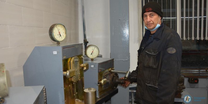 У вагонного депо засветилась огнями памятная стела