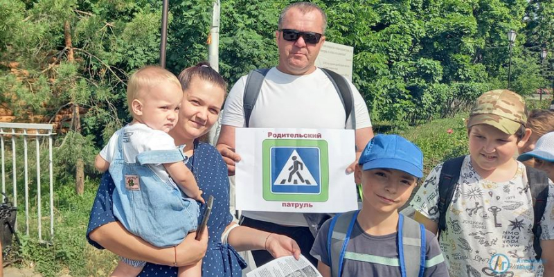 У входа в парк аткарчанам вручали памятки 