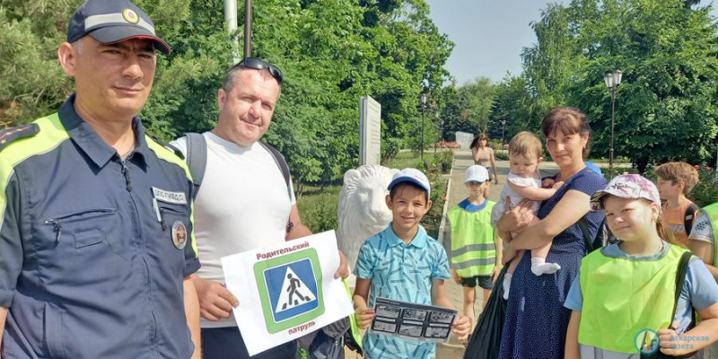 У входа в парк аткарчанам вручали памятки 