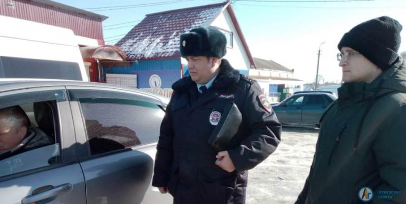 Участники рейда проверили, платят ли налоги таксисты