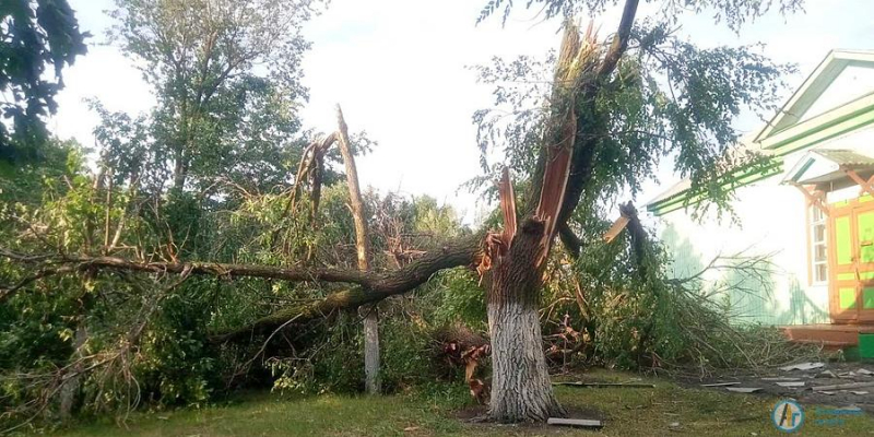 Ураган обрушился на Большую Екатериновку и раскрыл крыши 26 домов