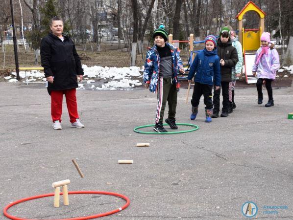 В Акарском парке детей учили играть в лапту и "Колечко"