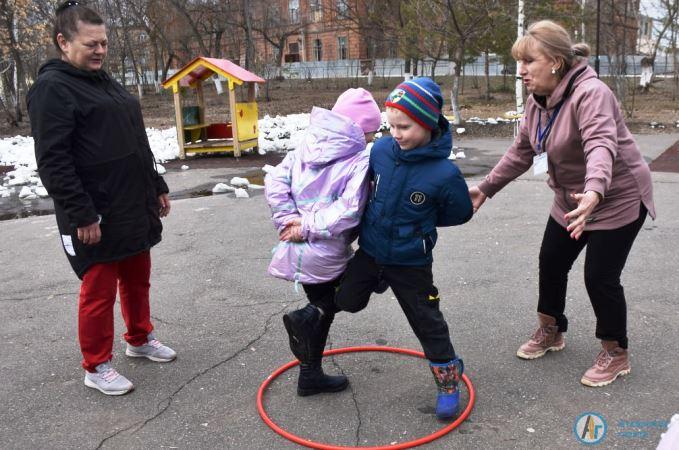 В Акарском парке детей учили играть в лапту и "Колечко"