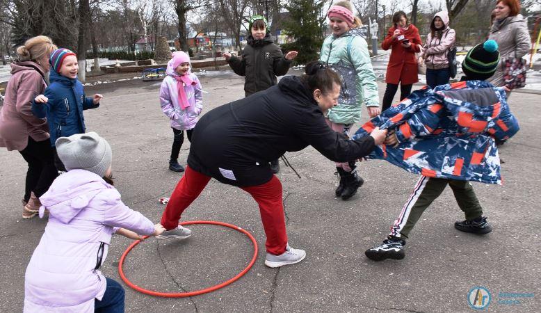 В Акарском парке детей учили играть в лапту и "Колечко"