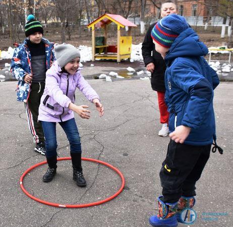 В Акарском парке детей учили играть в лапту и "Колечко"