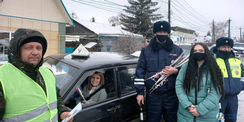 В Аткарске автоинспекторы поздравили девушек-водителей