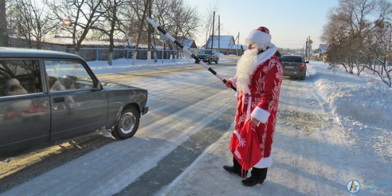 В Аткарске Дед Мороз подарил водителям 47 авто треугольников