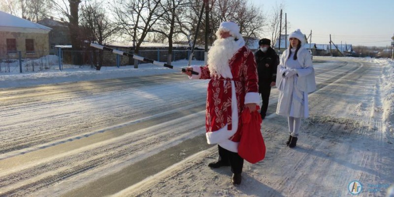 В Аткарске Дед Мороз подарил водителям 47 авто треугольников