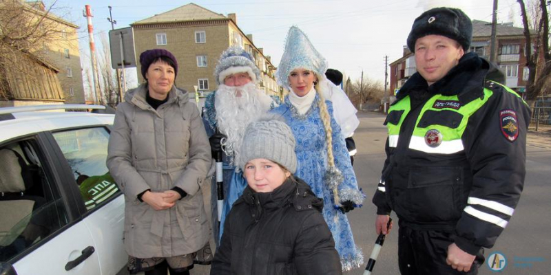 В Аткарске Дед Мороз вышел в рейд с дорожными инспекторами