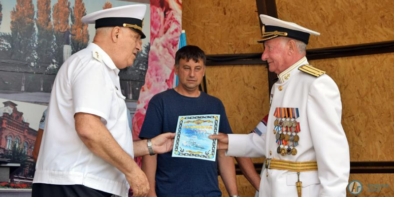 В Аткарске героями дня стали военные моряки