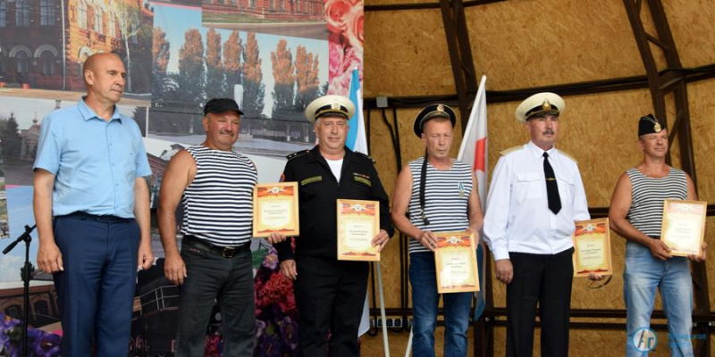 В Аткарске героями дня стали военные моряки