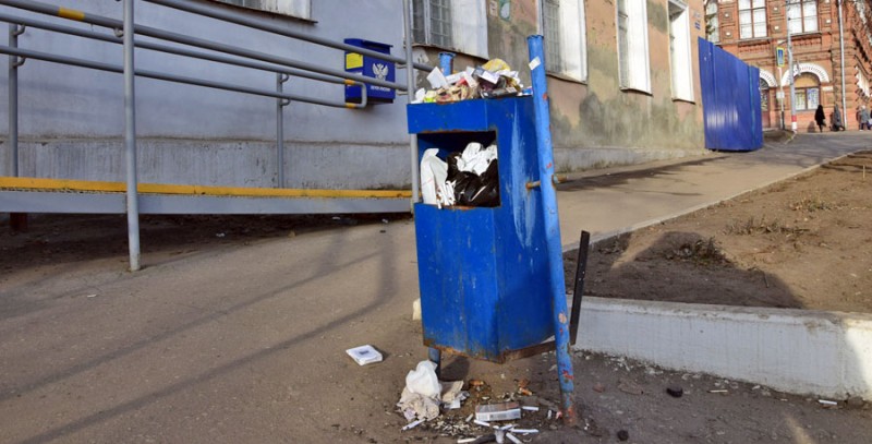 В Аткарске канализационные и смотровые колодцы прячут под досками