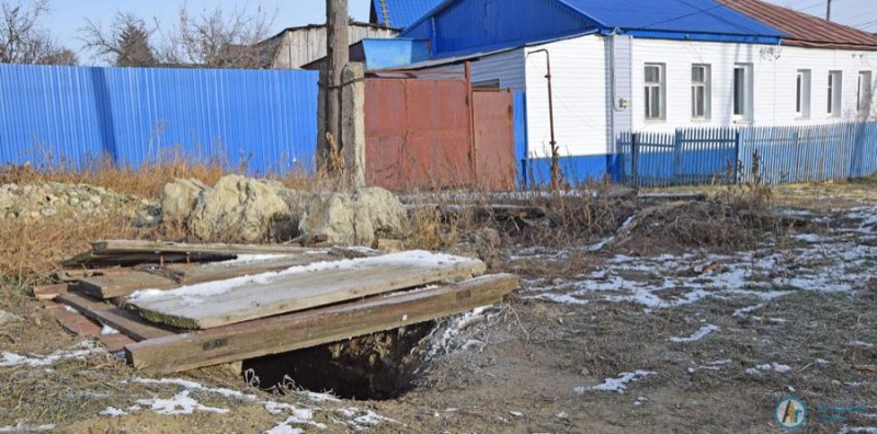 В Аткарске канализационные и смотровые колодцы прячут под досками