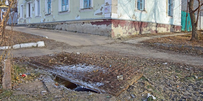 В Аткарске канализационные и смотровые колодцы прячут под досками