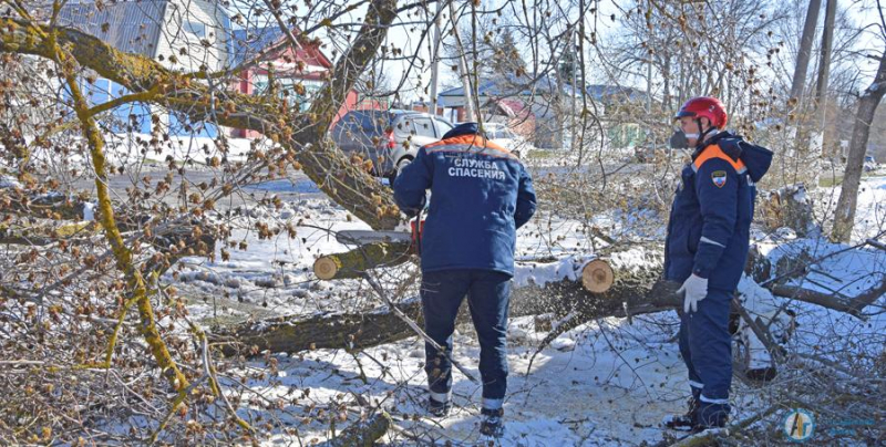 В Аткарске ликвидируют последствия разгула стихии