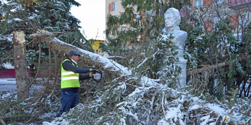 В Аткарске ликвидируют последствия разгула стихии