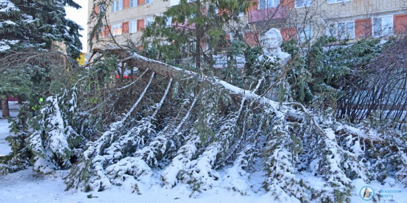 В Аткарске ликвидируют последствия разгула стихии