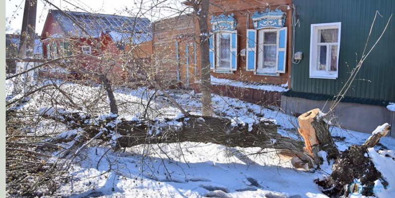 В Аткарске ликвидируют последствия разгула стихии