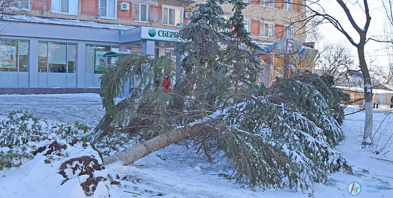 В Аткарске ликвидируют последствия разгула стихии
