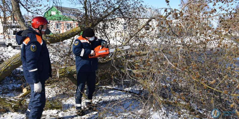 В Аткарске ликвидируют последствия разгула стихии