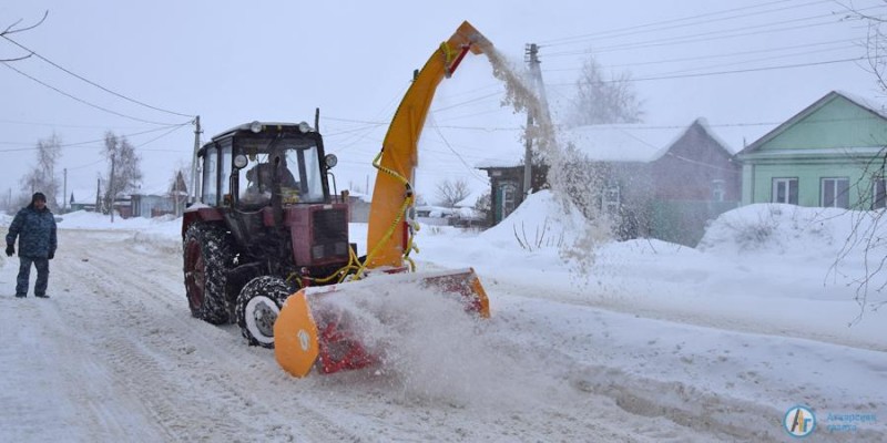 В Аткарске на снегоборьбу вышел роторный снегоочиститель 