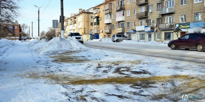 В Аткарске на тротуары  высыпают 4 тонны песко-соляной смеси в день