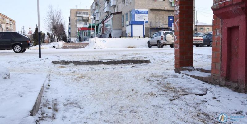 В Аткарске на тротуары  высыпают 4 тонны песко-соляной смеси в день