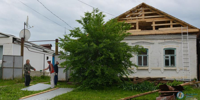 В Аткарске над домом ветерана возводят новую крышу