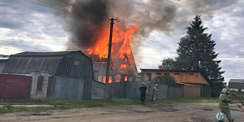 В Аткарске огонь уничтожил жилой дом