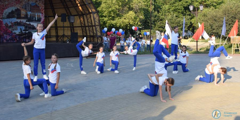 В Аткарске отпраздновали День российского флага