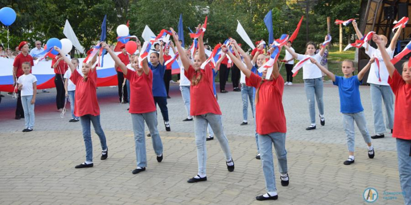 В Аткарске отпраздновали День российского флага