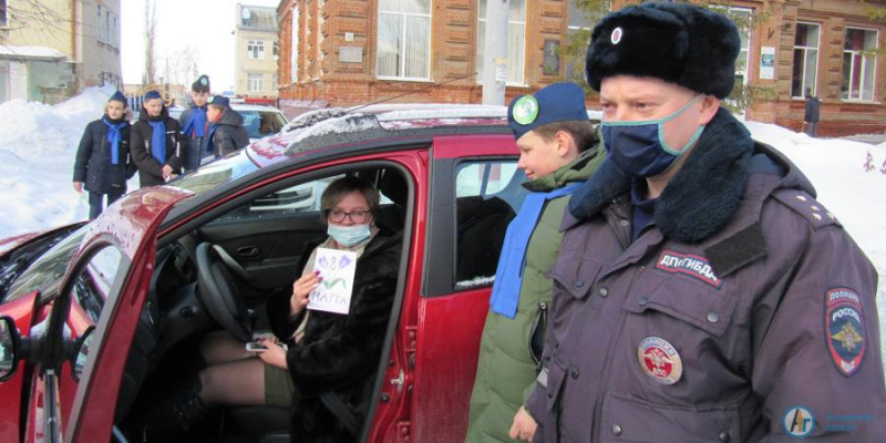 В Аткарске полицейские и дети поздравляют автоледи