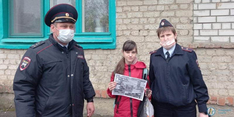 В Аткарске полицейские раздавали памятки «Юным водителям»