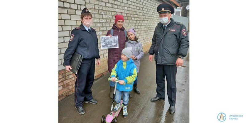 В Аткарске полицейские раздавали памятки «Юным водителям»