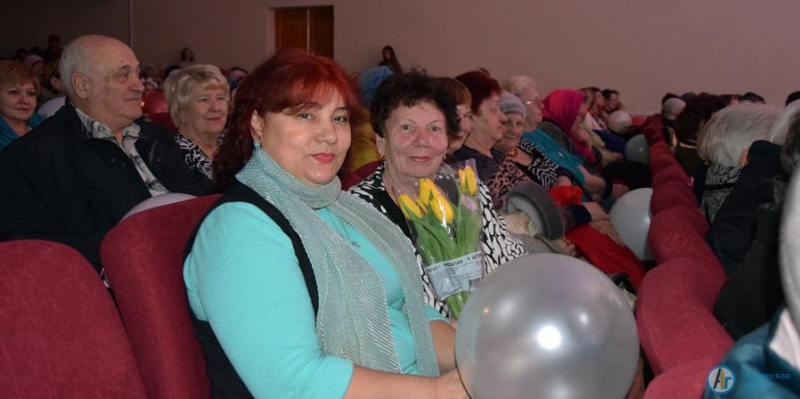 В Аткарске поздравили с 8 марта прекрасных и милых дам