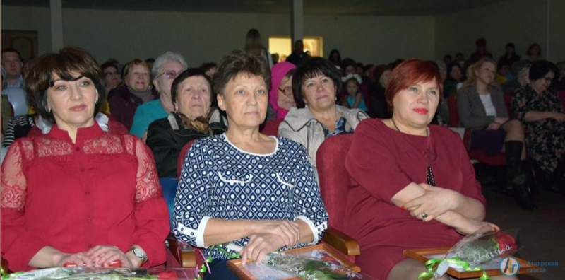 В Аткарске поздравили с 8 марта прекрасных и милых дам