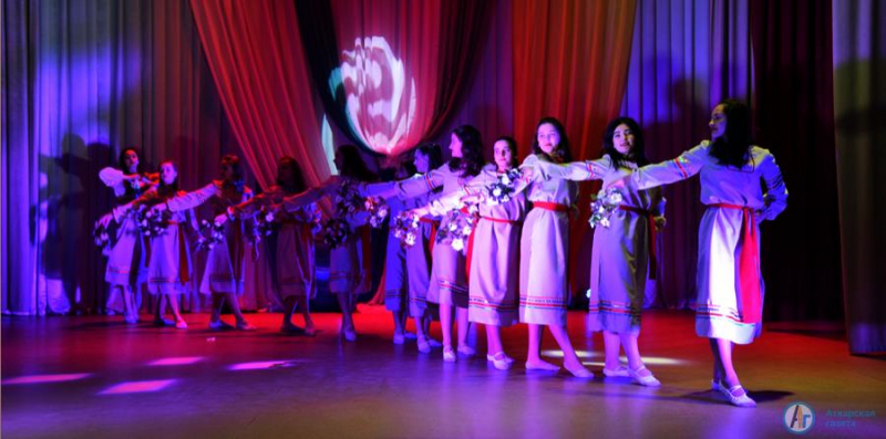 В Аткарске поздравили с 8 марта прекрасных и милых дам