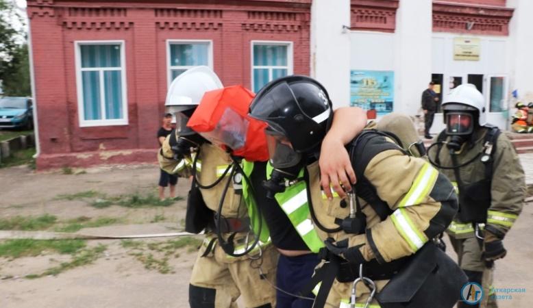 В Аткарске пожарные эвакуировали людей из колледжа