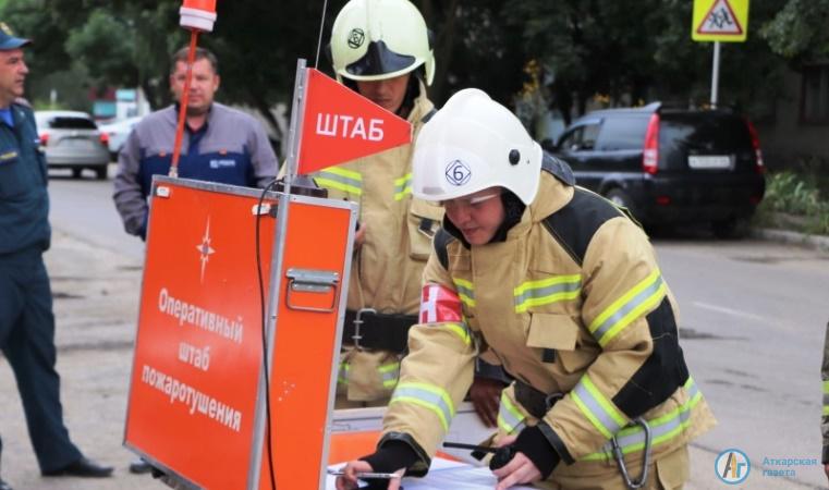 В Аткарске пожарные эвакуировали людей из колледжа