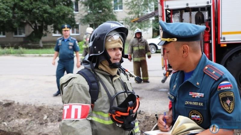 В Аткарске пожарные эвакуировали людей из колледжа