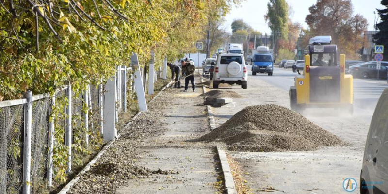 В Аткарске приступили к ремонту самых сложных тротуаров 